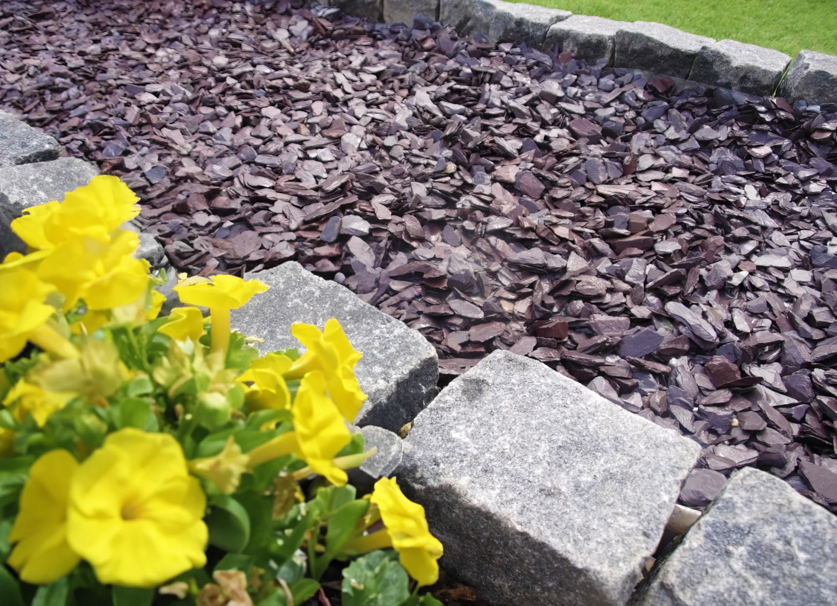 20mm Plum Slate Chippings - Image 6